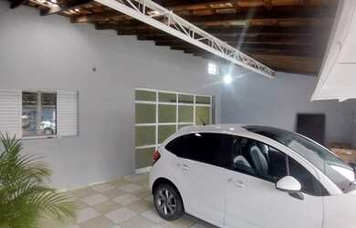 Imagem: A casa possui 4 Dormitórios, 3 Banheiros, 3 Vagas na garagem