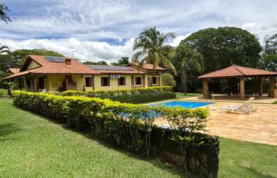 Imagem: A chácara possui 5 Dormitórios, 1 Suíte, 3 Banheiros, 8 Vagas