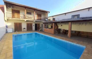 Imagem: A casa possui 2 Dormitórios, 2 Banheiros, 3 Vagas na garagem