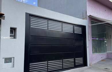 Imagem: A casa possui 2 Dormitórios, 1 Suíte, 2 Banheiros, 2 Vagas