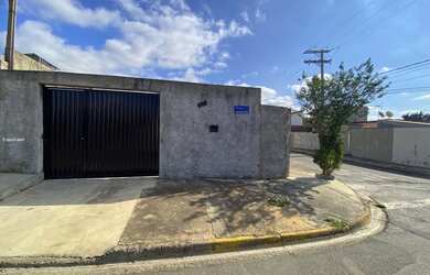 Imagem: A casa possui 3 Dormitórios, 1 Suíte, 2 Banheiros e 2 Vagas