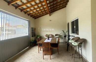 Imagem: A casa possui 3 Dormitórios, 1 Suíte, 2 Banheiros, 2 Vagas