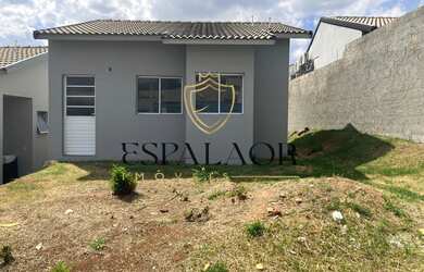 Imagem: A casa possui 2 Dormitórios, 1 Banheiro, 2 Vagas na garagem