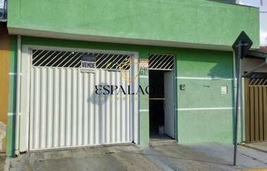 Imagem: A casa possui 4 Dormitórios, 1 Suíte, 3 Vagas na garagem