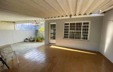 Imagem: A casa possui 2 Dormitórios, 1 Suíte, 2 Banheiros, 2 Vagas