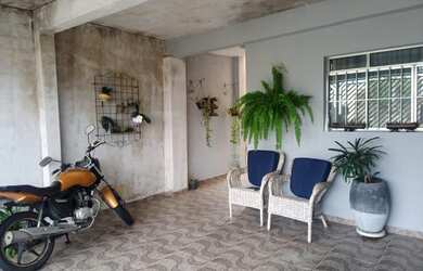 Imagem: A casa possui 2 Dormitórios, 2 Suítes, 1 Banheiro, 2 Vagas