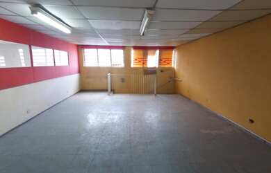 Imagem: A loja possui 4 Banheiros, 840m² de Área, 732m² de Área