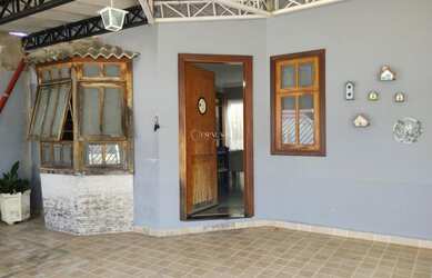 Imagem: A casa possui 3 Dormitórios, 1 Suíte, 3 Banheiros, 2 Vagas