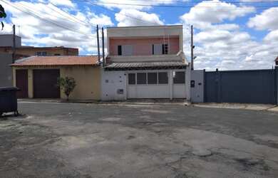 Imagem: A casa possui 3 Dormitórios, 1 Suíte, 3 Banheiros, 2 Vagas