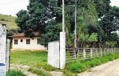 Imagem: A chácara possui 4 Dormitórios, 2 Banheiros, 45.000m² de