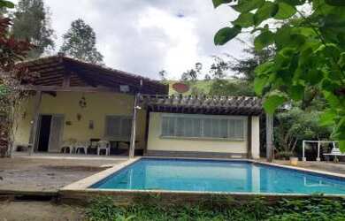 Imagem: A chácara possui 3 Dormitórios, 1 Suíte, 1 Banheiro, 1 Vaga