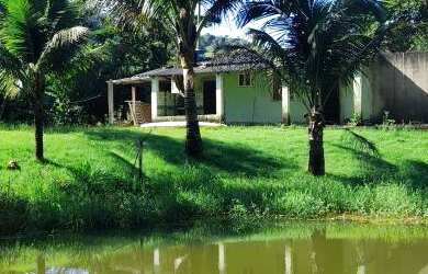 Imagem: A chácara possui 2 Dormitórios, 1 Banheiro, 1 Vaga na garagem