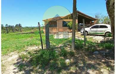 Imagem: A chácara possui 2 Dormitórios, 2 Banheiros, 2 Vagas na garagem