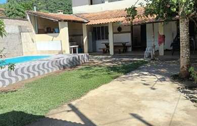 Imagem: A casa possui 4 Dormitórios, 1 Suíte, 2 Banheiros, 240m²