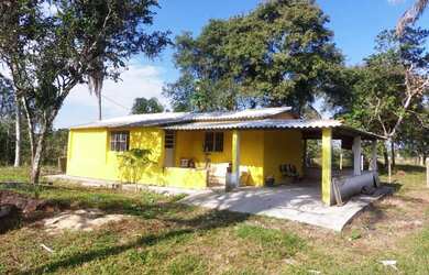 Imagem: A chácara possui 2 Dormitórios, 1 Banheiro, 83.000m² de Área