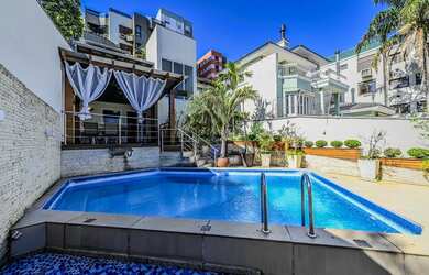 Imagem: A casa possui 5 Dormitórios, 5 Suítes, 10 Banheiros, 6 Vagas