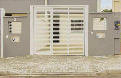 Imagem: A casa possui 2 Dormitórios, 1 Banheiro, 2 Vagas na garagem