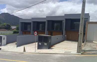 Imagem: A casa possui 2 Dormitórios, 1 Suíte, 1 Banheiro, 4 Vagas