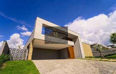 Imagem: A casa em condomínio possui 4 Dormitórios, 4 Suítes, 5 Banheiros