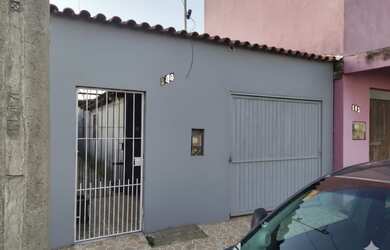 Imagem: A casa possui 2 Dormitórios, 1 Banheiro, 1 Vaga na garagem