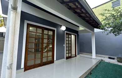 Imagem: A casa em condomínio possui 3 Dormitórios, 2 Suítes, 3 Banheiros