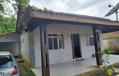 Imagem: A casa possui 3 Dormitórios, 1 Suíte, 2 Banheiros, 4 Vagas