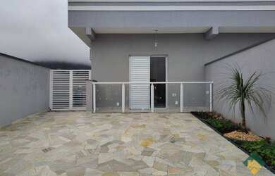 Imagem: A casa possui 3 Dormitórios, 3 Suítes, 5 Banheiros, 2 Vagas