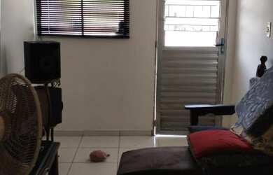 Imagem: A casa possui 2 Dormitórios, 1 Suíte, 2 Banheiros, 2 Vagas