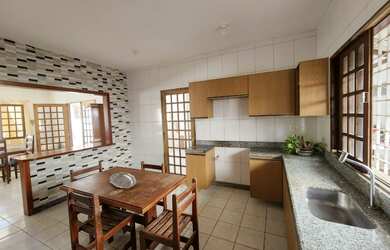 Imagem: A casa possui 5 Dormitórios, 3 Suítes, 2 Banheiros, 3 Vagas