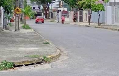 Imagem: A casa possui 5 Dormitórios, 1 Suíte, 3 Banheiros, 2 Vagas