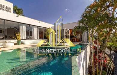 Imagem: A casa em condomínio possui 4 Dormitórios, 4 Suítes, 9 Banheiros