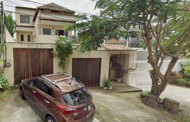 Imagem: A casa possui 5 Dormitórios, 3 Suítes, 2 Banheiros, 3 Vagas