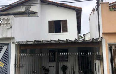 Imagem: A casa possui 3 Dormitórios, 3 Banheiros, 2 Vagas na garagem