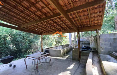 Imagem: A casa possui 1 Suíte, 2 Banheiros, 2 Vagas na garagem e está