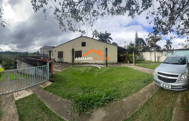 Imagem: A casa possui 3 Dormitórios, 2 Banheiros, 4 Vagas na garagem