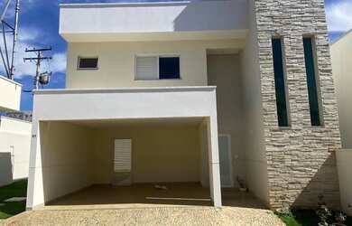 Imagem: A casa possui 3 Dormitórios, 3 Suítes, 4 Banheiros, 2 Vagas