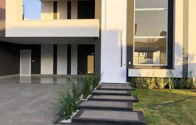 Imagem: A casa em condomínio possui 4 Dormitórios, 4 Suítes, 5 Banheiros