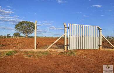 Imagem: O terreno à venda possui e está localizado em Sítios de