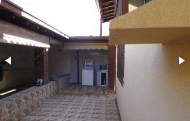 Imagem: A loja possui 3 Dormitórios, 2 Suítes, 1 Banheiro, 1 Vaga