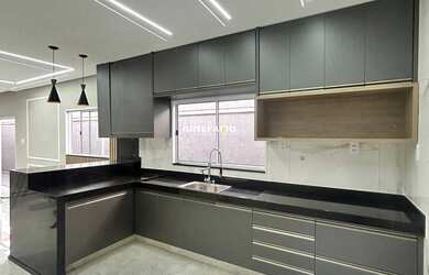 Imagem: A casa possui 3 Dormitórios, 1 Suíte, 3 Banheiros, 3 Vagas