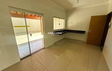 Imagem: A casa possui 3 Dormitórios, 1 Suíte, 2 Banheiros, 2 Vagas