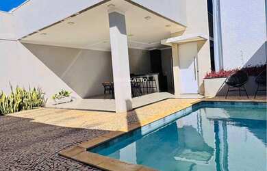 Imagem: A casa possui 3 Dormitórios, 1 Suíte, 3 Banheiros, 4 Vagas