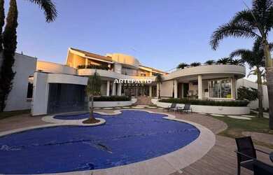 Imagem: A casa possui 3 Dormitórios, 3 Suítes, 5 Banheiros, 4 Vagas