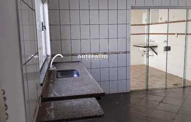 Imagem: A casa possui 3 Dormitórios, 1 Suíte, 2 Banheiros, 2 Vagas