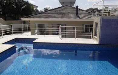 Imagem: A casa possui 3 Dormitórios, 1 Suíte, 3 Banheiros, 5 Vagas