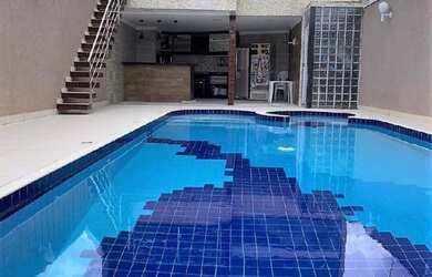 Imagem: A casa possui 2 Dormitórios, 1 Suíte, 3 Banheiros, 2 Vagas