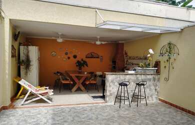 Imagem: A casa possui 3 Dormitórios, 1 Suíte, 2 Banheiros, 2 Vagas