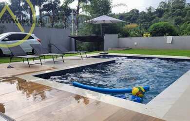 Imagem: A casa possui 3 Dormitórios, 1 Suíte, 3 Banheiros, 4 Vagas