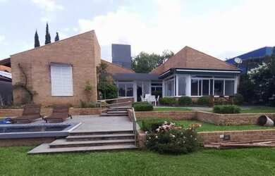 Imagem: A casa possui 3 Dormitórios, 1 Suíte, 3 Banheiros, 4 Vagas