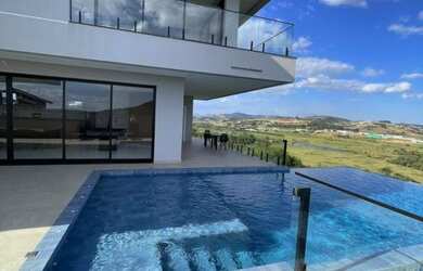 Imagem: A casa em condomínio possui 5 Dormitórios, 5 Suítes, 7 Banheiros